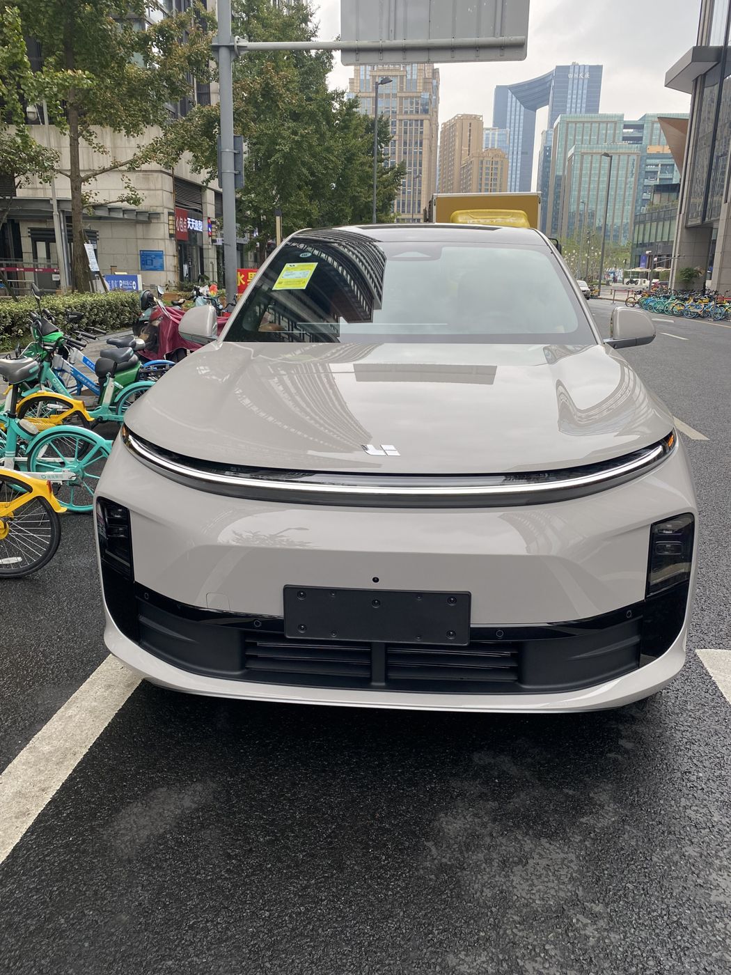 MG冰球突破 MEGA 高压纯电 MPV